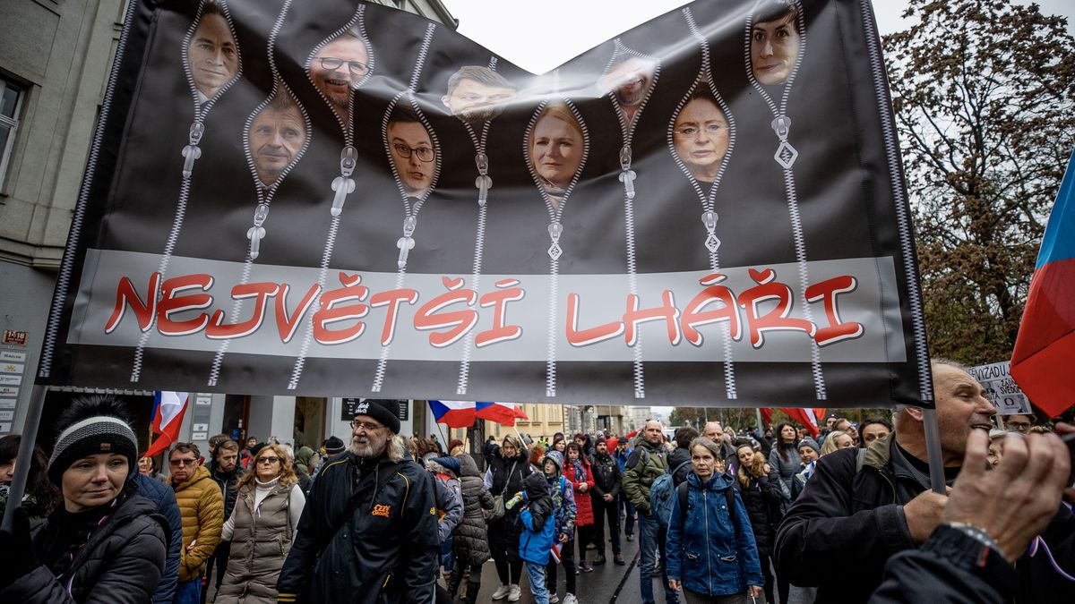Nespokojení Češi mohou ohrozit demokratické základy země, varuje vnitro